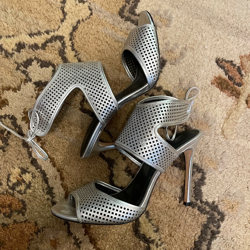 Pour La Victoire silver stilettos